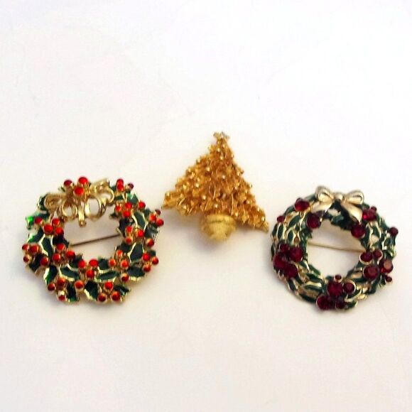Christmas Pins Set of 3 Tree Wreaths Red Gold Green - Picture 1 of 8